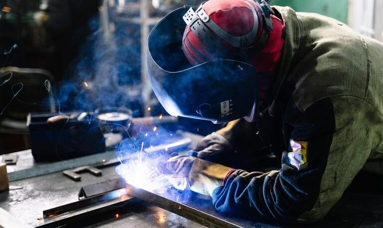Mengenal Jasa Las dan Berbagai Pekerjaan Besi Custom